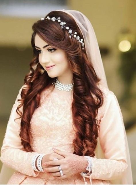 Pakistani Wedding season Engagement Hairstyle, Hair Goals Long, Pakistani Bridal Hairstyles, Hairstyles For Gowns, Pakistani Bridal Makeup, Engagement Hairstyles, Bridal Hairdo, Bridal Hair Buns, Indian Wedding Hairstyles