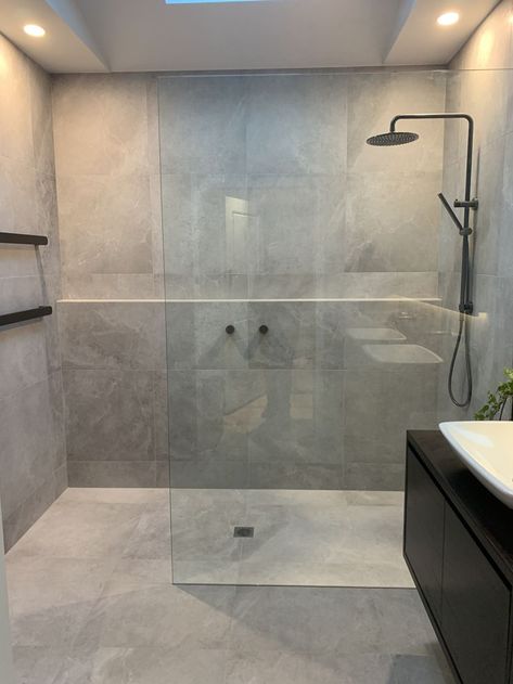 Big Tiles Shower Ideas, Bathroom Interior Grey Tiles, Small Bathroom With Big Tiles, Big Grey Tiles Bathroom, Small Bathroom Grey Tiles, Bathroom Decor Grey Tiles, Ensuite Bathroom Tile Ideas, Grey Ensuite Bathroom Ideas, Big Shower Bathroom