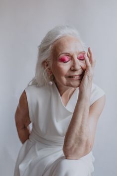 Wearing Wigs, Glamorous Fashion, Look Rose, Beautiful Gray Hair, Old Portraits, Make Up Inspiration, Editorial Shoot, Photography Editorial, Advanced Style