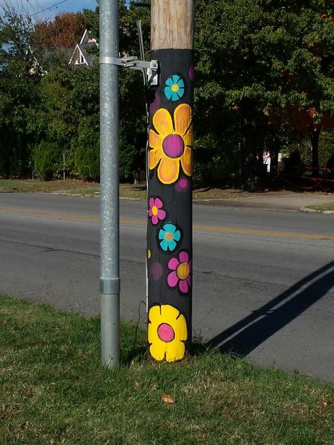 Pole painting fall 2016 Moon City Creative District . Flower Power #artistlindapasseri#mooncitycreativedistrict Painted Telephone Poles, Painted Porch Posts, Art Poles For Garden Diy, Power Pole Ideas, Pole Painting Ideas, Garden Poles Painted, Telephone Pole Painting, Peace Pole Diy, Painted Posts