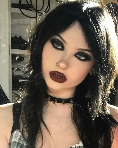 Romantic Goth Makeup, Grungy Makeup, Maquillage Goth, Goth Eye Makeup, Vampy Makeup, Dark Makeup Looks, Vampire Bride, Color Eye Shadow, Look Grunge