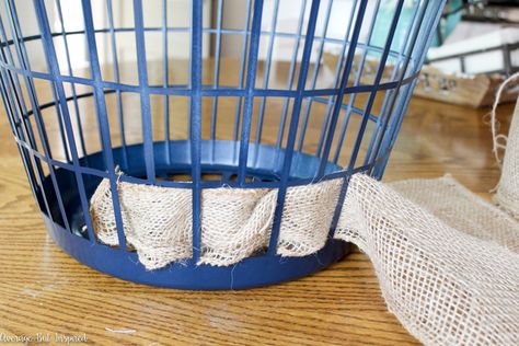 It's easy to transform a dollar store laundry basket into a pretty burlap basket! What a great Dollar Tree craft project! Basket Upcycle, Diy Laundry Basket, Basket Makeover, Summer Mantle Decor, Diy Laundry, Diy Basket, Clothes Basket, Summer Decorating Ideas, Summer Home Decor