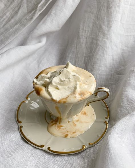 Creamy Coffee, Cream Aesthetic, Snacks Saludables, Instagram Coffee, Pretty Drinks, Aesthetic Coffee, Julia Child, Aesthetic Aesthetic, Coffee Cafe