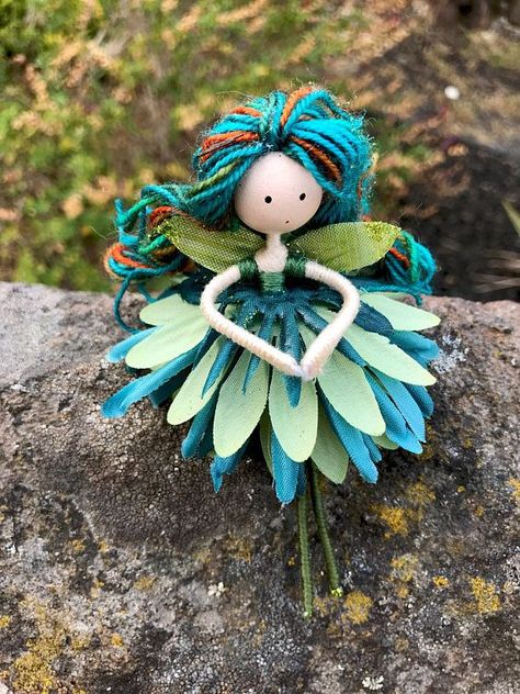 Fairy Dolls Handmade, Flower Fairy Dolls, Fairy Garden Designs, Fairy Art Dolls, Fairy Garden Crafts, Yarn Dolls, Bendy Doll, Fairy Stuff, Fairy Crafts