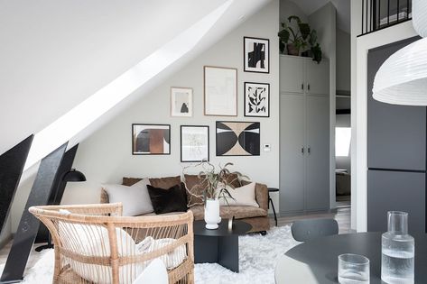 Scandinavian Attic, Black Round Dining Table, Coco Lapine Design, Attic Apartment, Duplex Apartment, Scandi Design, Bright Homes, Bedroom Loft, Loft Spaces