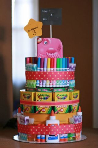 Art themed cake tower with arts and crafts | Moushii blog Basket Raffle, School Supplies Cake, Teacher Appreciation Diy, Raffle Basket, Auction Baskets, Raffle Baskets, Teachers Diy, Cadeau Diy, Diy Teacher Gifts