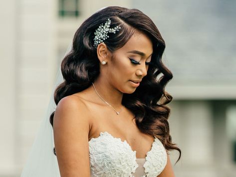 See the prettiest topknots, ponytails, tousled waves and fishtail braids ever—all the wedding hairstyles right here. Bridal Hair Down, Black Wedding Hairstyles, Wedding Hairstyles Bride, Best Wedding Hairstyles, Long Hair Wedding Styles, Wedding Hair Inspiration, Bridal Comb, Wedding Hair Down, Design Dresses