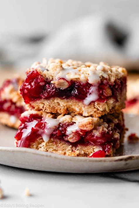 Crumb-Topped Cherry Pie Bars Cherry Pie Bars, Dairy Free Recipes Dessert, Easy Gluten Free Desserts, Dessert Simple, Gluten Free Desserts Recipes, Pie Bars, Oat Bars, Dairy Free Dessert, Pie Bar