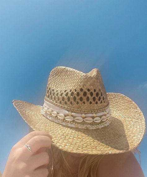 Shell Cowboy Hat, Cowgirl Hats With Beads, Costal Cowboy Hats, Beachy Cowboy Hat, Homemade Cowgirl Hat, Custom Straw Cowboy Hats, Seashell Cowboy Hat, Decorating A Cowboy Hat, Costal Cowboy Hat