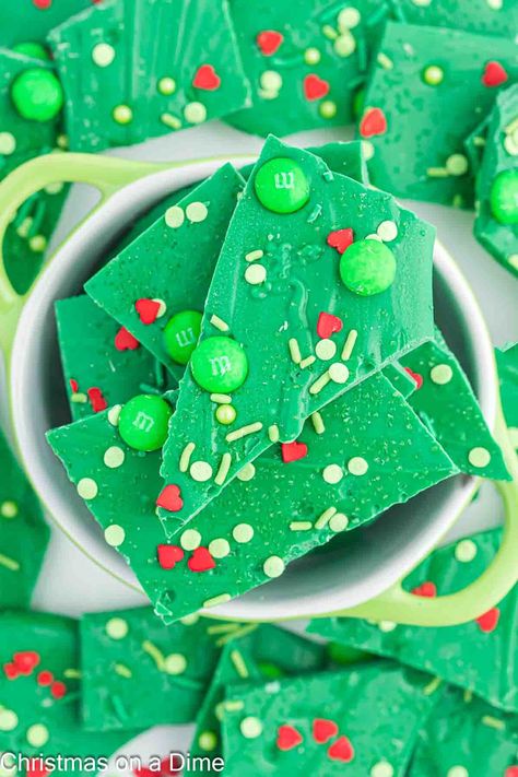 Grinch Bark Recipe - Christmas on a Dime Grinch Bark, Christmas Bark Recipes, Grinch Cake, Christmas Candy Easy, Christmas Bark, Easy Christmas Candy Recipes, White Chocolate Bark, Christmas Sprinkles, Festive Desserts