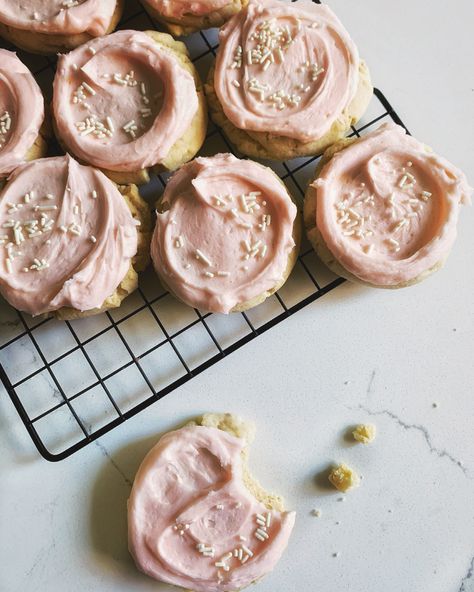 (Copycat Crumbl) Sugar Cookies with Almond Buttercream - Its Always Thyme Crumbl Sugar Cookies, Jumbo Cookies, Crumbl Copycat, Almond Buttercream, Crumble Cookie Recipe, Dream Bakery, Crumble Cookies, Crumbl Cookies, Chewy Sugar Cookies