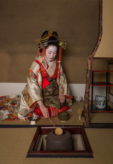 Tayu Gallery — John Paul Foster Tea Ceremony Japan, Japanese Culture Art, Tea Japan, Kabuki Costume, Japanese Traditional Clothing, Fan Dance, Ethnic Hairstyles, Japanese Geisha, Japan Culture