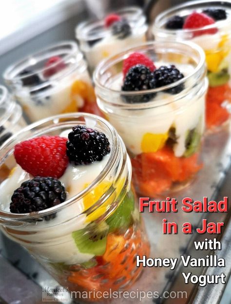 Fruit Salad With Vanilla Yogurt, Salad Mason Jar, Beach Picnic Foods, Breakfast Fruit Salad, Easy Fruit Salad, Picnic Fruit, Salad Jar Recipe, Healthy Fruit Salad, Breakfast In A Jar