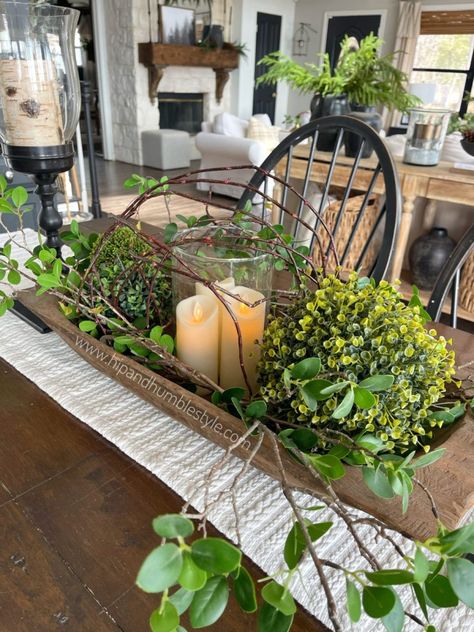 How To Style A Beautiful And Simple Dough Bowl Arrangement * Hip & Humble Style Wood Bowls Decor Ideas, Wooden Bowls Centerpiece, Summer Dining Table Decor, Wooden Bowls Decor, Country Dining Room Table, Dining Table Decor Centerpiece, Dough Bowl Centerpiece, Large Wooden Bowl, Simple Centerpiece