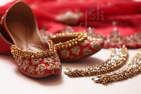 bridal punjabi jutti and anklets Sabyasachi Bridal Collection, Punjabi Jutti Wedding, Bridal Jutti, Punjabi Juti, Indian Jutti, Bridal Sandals Heels, Footwear Photography, Girly Items, Flower Jewellery For Mehndi