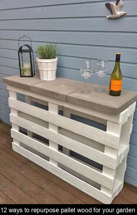 12 ways to repurpose pallet wood for your garden Diy Patio Bar, Palet Bar, Veranda Design, Diy Outdoor Bar, Pallet Sofa, Backyard Bar, Apartment Patio, Pallet Decor, Diy Garden Furniture