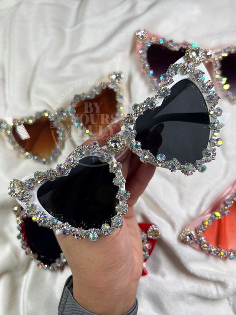 Luxury Rhinestone Crystal Heart Sunglasses for Bachelorette - Etsy UK Bling Bachelorette Party Ideas, Decorate Sunglasses, Bachelorette Gifts For The Bride, Bling Bachelorette Party, Bling Bling Party, Bedazzled Sunglasses, Barbie Sunglasses, Bling Accessories, Brides Babes