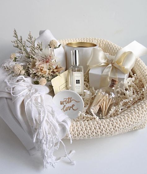 A beautiful idea for a gift basket. Christmas Gift Ideas For Him, Wedding Gift Hampers, Easy Homemade Christmas Gifts, Finally Friday, Wedding Gifts Packaging, Themed Gift Baskets, Diy Gift Baskets, Wedding Gift Baskets, Wedding Gift Boxes