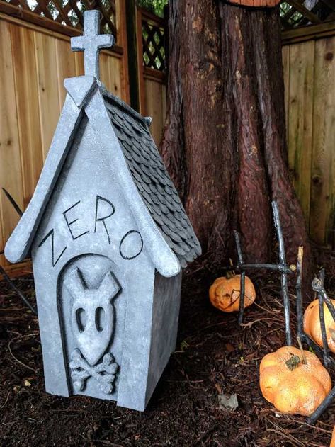 Zeros Grave DIY - Imgur Diy Nightmare Before Christmas, Zero Nightmare Before Christmas, Gravesite Decorations, Nightmare Before Christmas Decorations, Nightmare Before Christmas Halloween, Adornos Halloween, Ideas Hogar, Christmas Yard, Halloween Yard