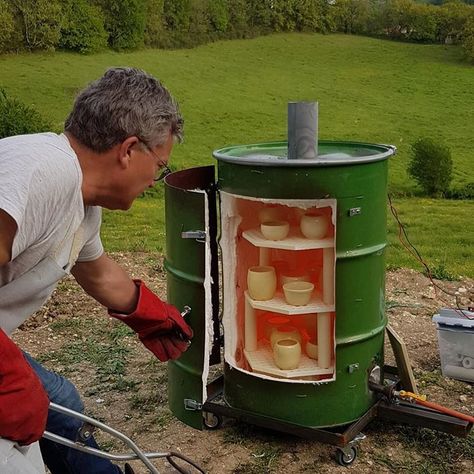 Diy Kiln, Pottery Barn Table, Raku Firing, Raku Kiln, Pottery Kiln, Raku Ceramics, Raku Pottery, Ceramic Techniques, Pottery Techniques