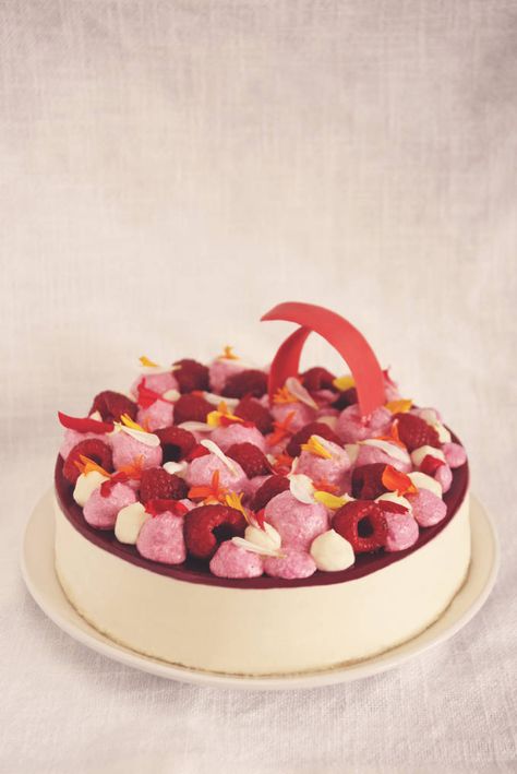 Raspberry and white chocolate entremet with almond dacquoise, white chocolate mousse, raspberry gel, raspberry mousse, whipped white chocolate and coconut ganache, fresh raspberries, and edible flowers. Click to get the recipe! Coconut Ganache, Chocolate Entremet, Mousse Raspberry, Raspberry And White Chocolate, Patisserie Fine, Raspberry Mousse, White Chocolate Mousse, Fresh Raspberries, White Chocolate Raspberry