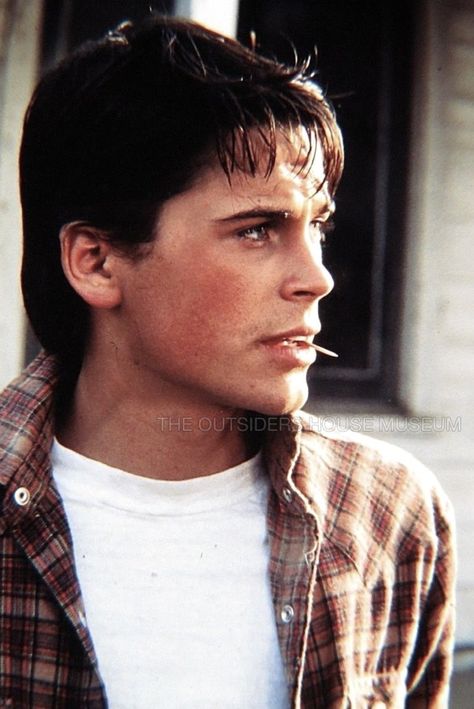 Soda Pop Curtis Towel Scene, Soda Outsiders, Sodapop Curtis Wallpaper, Ponyboy And Sodapop, Sodapop Curtis Aesthetic, Rob Lowe Movies, Soda Pop Curtis, Rob Lowe 80s, Outsiders Sodapop