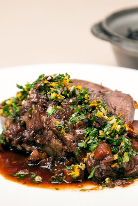 This stunning braised whole beef shin recipe is a warming delight. Beef Shin Recipes, Beef Stew Stove, Beef Shin, Gremolata Recipe, Cast Iron Casserole Dish, Irish Beef, British Recipes, Great British Chefs, Jewish Food