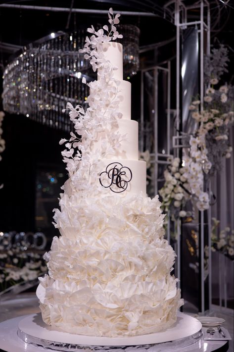 “Kiss me under the light of a thousand stars Luxury Wedding Cake Unique, Wedding Cake Unique, Cake Unique, Glam Wedding Decor, Sweet Table Wedding, Extravagant Wedding Cakes, Decorating Frosting, Golden Cake, Big Wedding Cakes