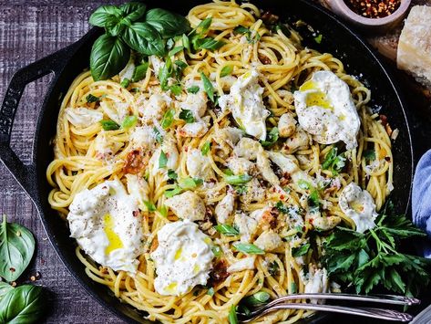 Spicy Pasta and Crab Carbonara with Burrata is an irresistible twist on the Italian classic comfort food that comes together in 30 minutes! Burrata Pasta, Bacon Dinner, Crab Pasta, Carbonara Sauce, Spicy Pasta, Pasta Noodle Recipe, Italian Pasta Recipes, Carbonara Recipe, Pasta Carbonara