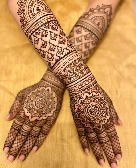 Full Mehndi Designs Back Hand, Mehndi Back Hand Designs Bridal, New Bridal Mehndi Designs Back Hand, Wedding Mehandi Designs Indian Bridal, Bridal Mehendi Designs Wedding Henna Hands, Bridal Meganthi Designs, Full Hand Mehandi Designs Indian Bridal, Back Hand Mehndi Designs Brides, Indian Wedding Henna Designs