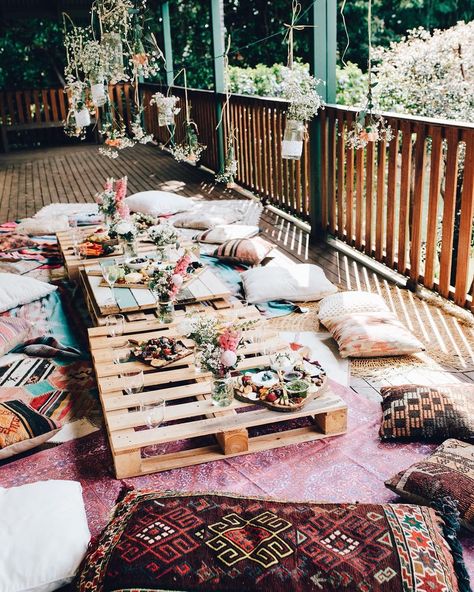 bohemian table Bohemian Style Home, Wood Pallet Tables, Bohemian Table, Bohemian Style Decor, Bohemian Outdoor, Deco Champetre, Outdoor Dinner Parties, 21st Birthday Decorations, Outdoor Dinner