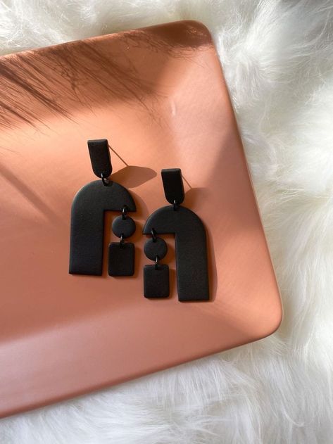 Black Polymer Clay Earrings, Polymer Clay Kunst, Black Polymer Clay, Boho Jewelry Diy, Craft Clay, Polymer Clay Flower Jewelry, Diy Earrings Polymer Clay, Handmade Clay Jewelry, Polymer Earrings