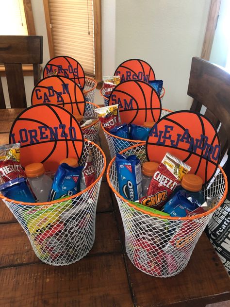 Basketball Ideas For Birthday, Team Gift Ideas Basketball, Basketball Loot Bag Ideas, Basketball Party Favors Diy, Basketball Favor Bags, Gift Basket Ideas Basketball, Basketball Ideas For Team, Basketball Team Party Ideas, Basketball Party Goodie Bags