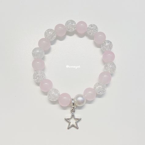 Bracelet Ideas With Glass Beads, Beaded Charm Bracelets, Bracelet Ideas Coquette, Coquette Beaded Bracelet, White Bracelet Ideas, White Bracelet Beads, Bracelet Ideas Glass Beads, Pulseras Coquette, Glass Beads Bracelet Ideas