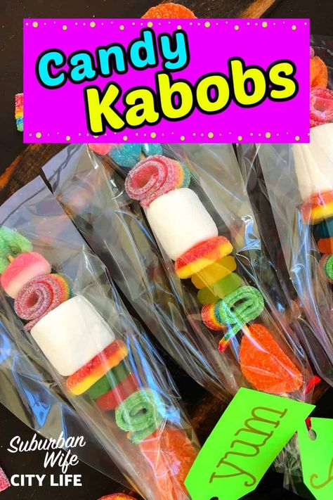 How To Make Lollipop Candy Kabobs, How To Make Candy Kabobs Diy, Diy Candy Sticks, Sour Candy Gift Ideas, Halloween Candy Kabobs Diy, How To Make A Candy Kabob, Candy On A Stick Ideas, Candy Kabobs Birthday, Birthday Kabobs