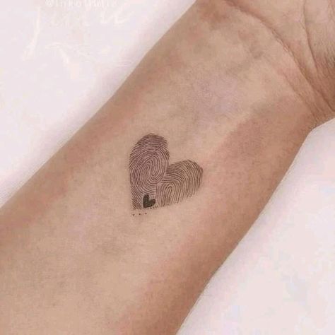 Tatoos Woman Small Minimalist Tattoos Finger, Life Tattoos Meaningful Symbols, Tattoos For A Family Of Four, Thumb Print Heart Tattoo Placement, 3 Fingerprint Tattoo, Thumb Print Heart Tattoo Cute Ideas, Couple Finger Print Tattoo Ideas, Mother Daughter Thumbprint Tattoos, Tattoos For Mother And 2 Daughters