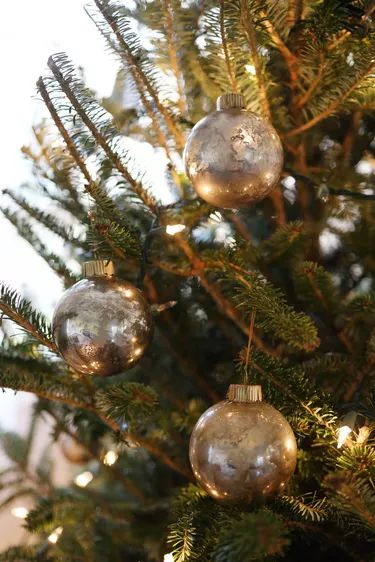 Gold Diy Ornaments, How To Make Mercury Glass Ornaments, Diy Glass Ornaments Christmas, Diy Glass Ornaments, Diy Mercury Glass Ornaments, Mercury Glass Decor, Mercury Ornaments, Glass Ornaments Diy, Looking Glass Spray Paint