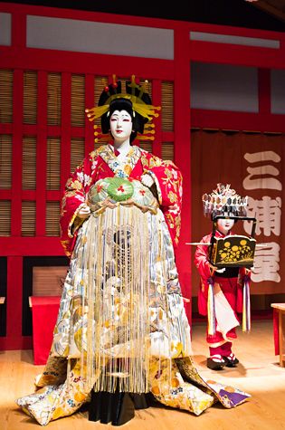 kabuki-theatre-japan Kabuki Dance, Elsa Wig, Kabuki Costume, The Mask Costume, Tokyo Museum, Costumes For Teens, Theatre Costumes, Creative Halloween Costumes