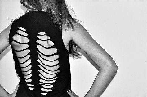 DIY Skeleton Rib Cut Out Shirt-want to do this so bad. What do I do about a bra though? Diy Cut Shirts, Cutout Shirts, Shirt Tutorial, Skeleton Costume, Halloween Costumes Makeup, Skeleton Shirt, Diy Valentines Gifts, Cut Tshirt, Diy Shirt