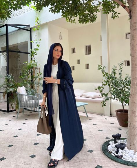 Khaleeji Abaya, Strange Fashion, Modest Outfits Muslim, Outfits Muslim, Abaya Outfit, Dubai Outfits, Estilo Hijab, Modest Casual Outfits, Muslim Outfits Casual