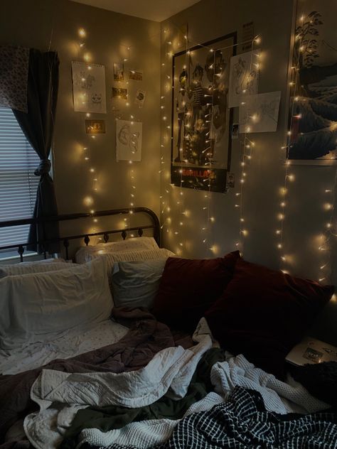 1990s Bedroom Aesthetic, Nightcore Bedroom, 90s Style Bedroom, 1980s Bedroom Aesthetic, 1980 Bedroom, Vintage Teen Bedroom, 90s Grunge Bedroom, 90’s Bedroom, 90s Inspired Room