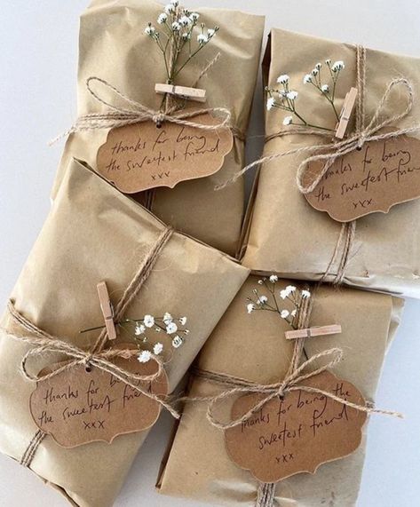 Easy Handmade Christmas Gifts, Gift Wrapping Techniques, Creative Gift Wraps, Gift Wrapping Inspiration, Packaging Ideas Business, Small Business Packaging Ideas, Easy Handmade, Gifts Wrapping Diy, Handmade Packaging