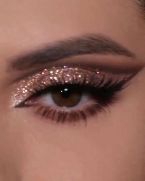 Makeup Graphic Liner, Nightout Makeup, Graphic Liner Makeup, Goth Makeup Looks, Glitter Makeup Tutorial, Shimmery Makeup, Liner Makeup, Party Makeup Looks, Holiday Makeup Looks