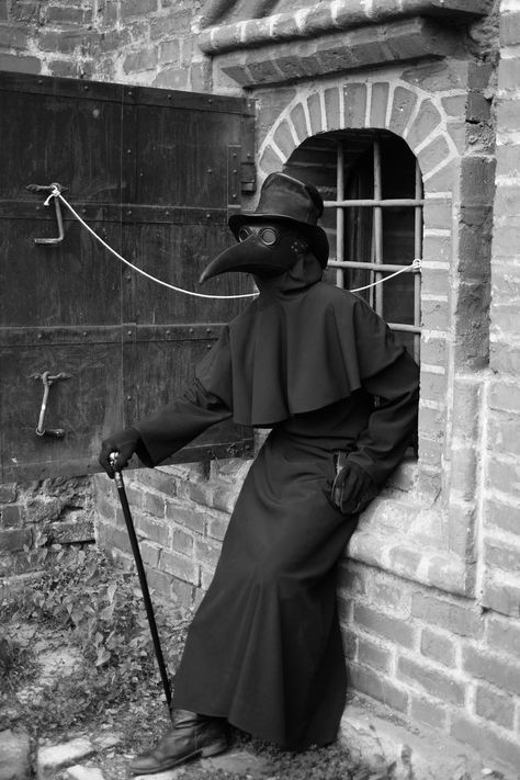 Plage Doctor Cosplay, Plague Costume, Black Plague Doctor, Funny Halloween Jokes, Bag Of Candy, Doctor Halloween, Plague Doctor Costume, Plague Doctors, Plague Mask