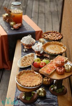 How to Freeze Homemade Pies for the Holidays to Help Save Your Sanity | Tikkido.com Fall Party Ideas, Desserts Fall, Food Display Table, Fall Party Food, Desserts Thanksgiving, Thanksgiving Desserts Table, Buffet Dessert, Thanksgiving Dinner Table, Frozen Pie