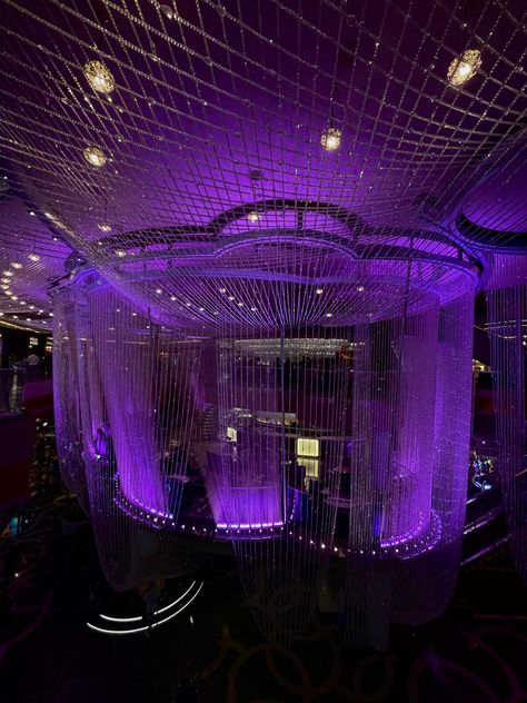 The cosmopolitan purple chandelier bar in Las Vegas Nevada The Cosmopolitan Las Vegas, High Roller Las Vegas, Cosmopolitan Vegas, Vegas Vibes, Vegas Bars, Vegas Club, Ski Bar, Magical Stuff, Vegas Clubs