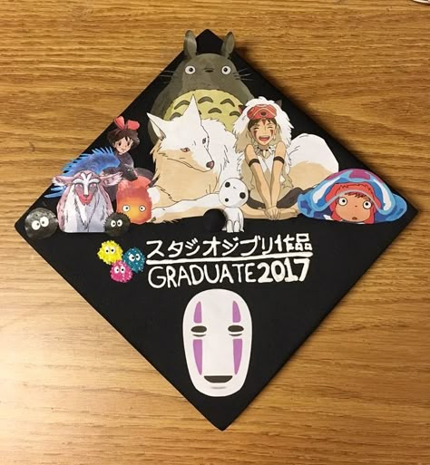 Totoro Graduation Cap, Studio Ghibli Graduation Cap Ideas, Anime Cap Decoration Graduation, Howls Moving Castle Grad Cap, Anime Grad Cap Ideas, Grad Cap Studio Ghibli, Graduation Cap Designs Studio Ghibli, Cap Decoration Graduation Anime, Anime Grad Cap