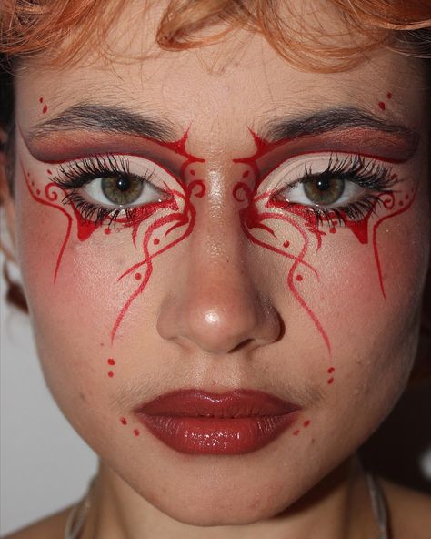 cut crease ft red ornamental liner ❤️❤️❤️ . . . #creativemakeup #boldmakeup #colourfulmakeup #funmakeup #experimentalmakeup #editorialmakeupartist #cutcreasemakeup #graphiclinerideas #graphicliner #symmetricalmakeup #redmakeup Christmas Graphic Liner Makeup, Red Graphic Makeup, Christmas Graphic Liner, Red Liner Makeup, Red Eye Looks, Red Graphic Eyeliner, Red Eyeliner Looks, Red Graphic Liner, Red Cut Crease