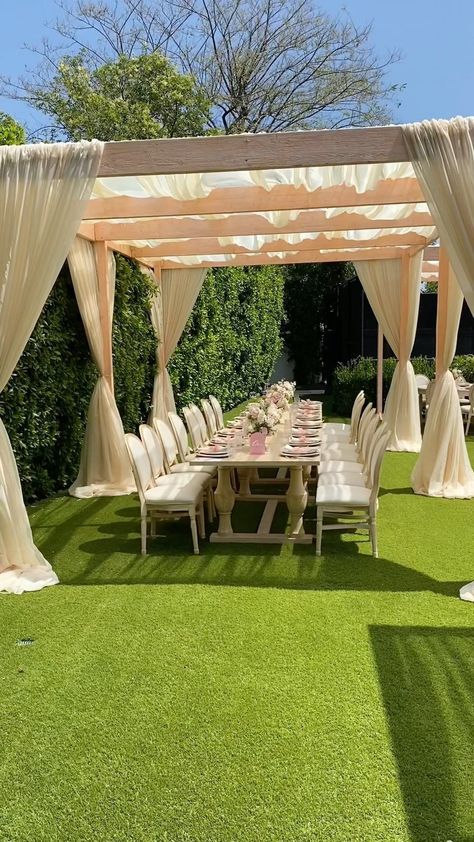 Bridal Shower In Backyard, Back Yard Baby Shower Decoration, Birthday Backyard Decorations, Bridal Shower Outdoor Ideas, Backyard Welcome Party, Outside Baby Shower Ideas Summer, Baby Shower Outdoor Ideas, Backyard Wedding Shower Ideas, Baby Shower Seating Ideas