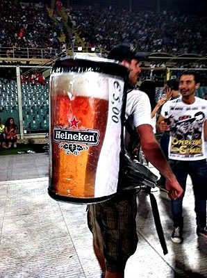 Backpack Beer Dispenser - Beer Backpack Foodtrucks Ideas, Bike Cafe, Distilling Equipment, Rocket Pack, Mobile Food Cart, Best Food Trucks, Coffee Bike, Beer Dispenser, Coffee Truck